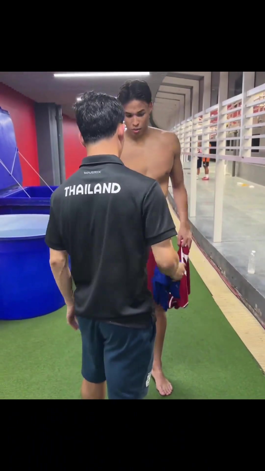 泰国队七号素巴楚赛后主动找到凡迪先生交换球衣